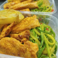 Abobrinha com frango, batata doce e brócolis/couvef P