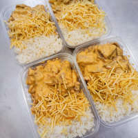 Arroz branco e strogonoff frango P